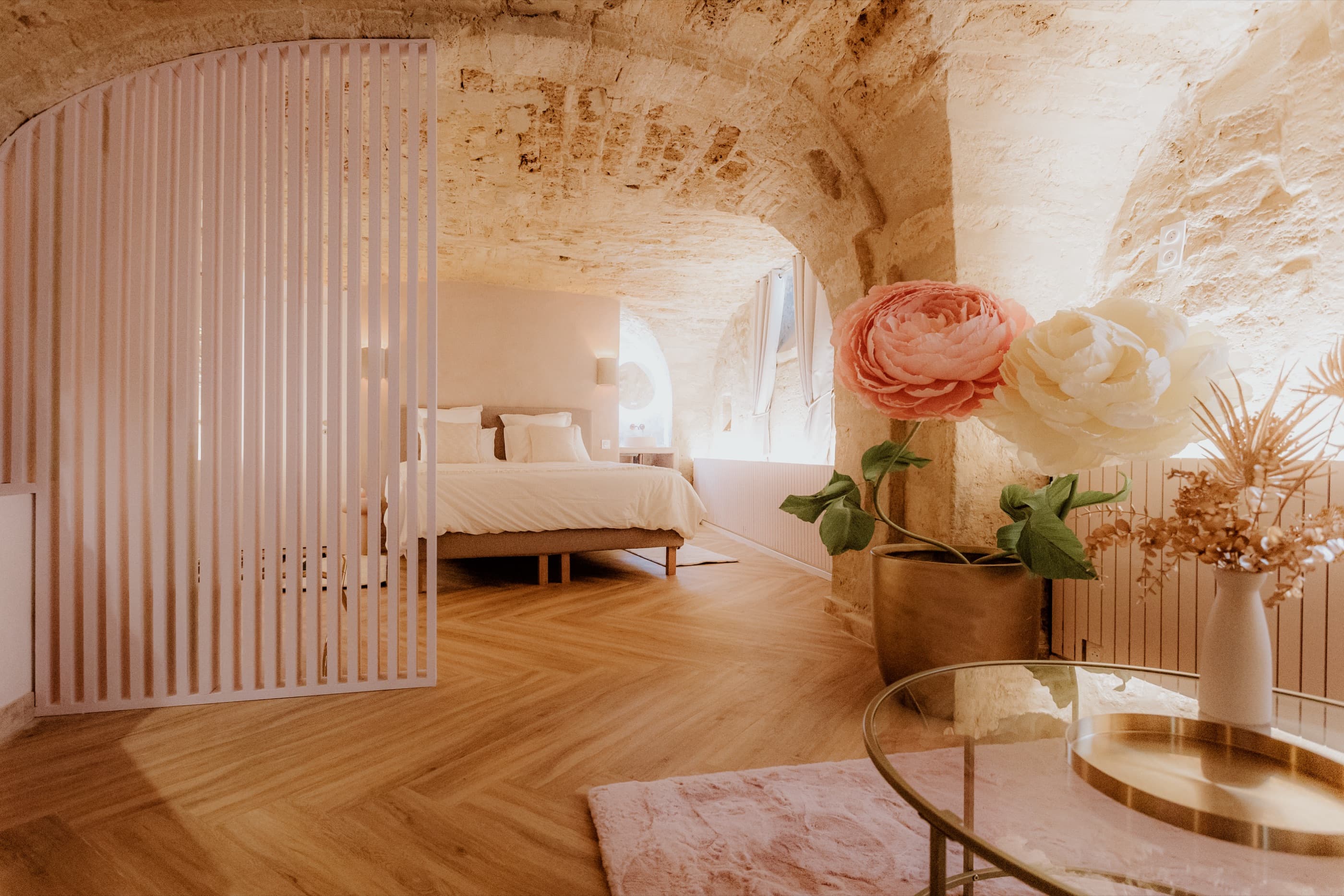 Suite Saint-Roch : cave voûtée du XVIIᵉ siècle avec jacuzzi privatif, en hypercentre de Montpellier